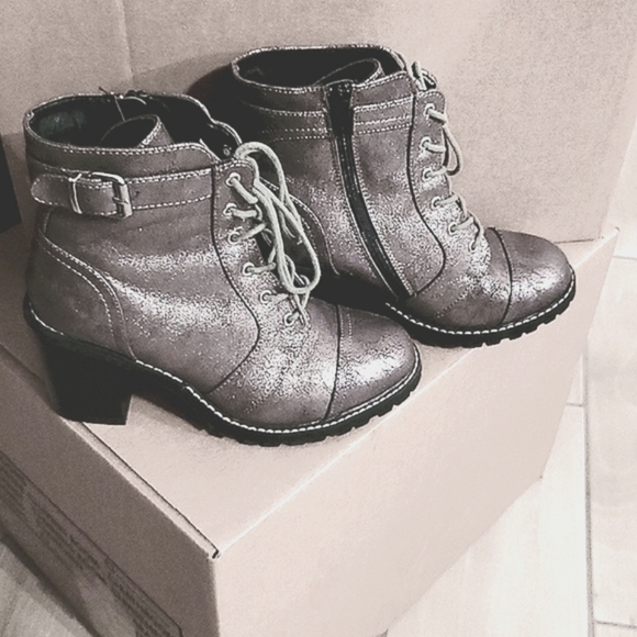 DIBA Distressed Metallic Gray/Silver Lace Up Ankle Boot 8M Side Zipper - Picture 2 of 5